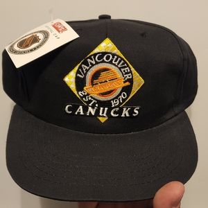 Vintage 90's Vancouver Canucks NHL Krystal Cap deadstock black.